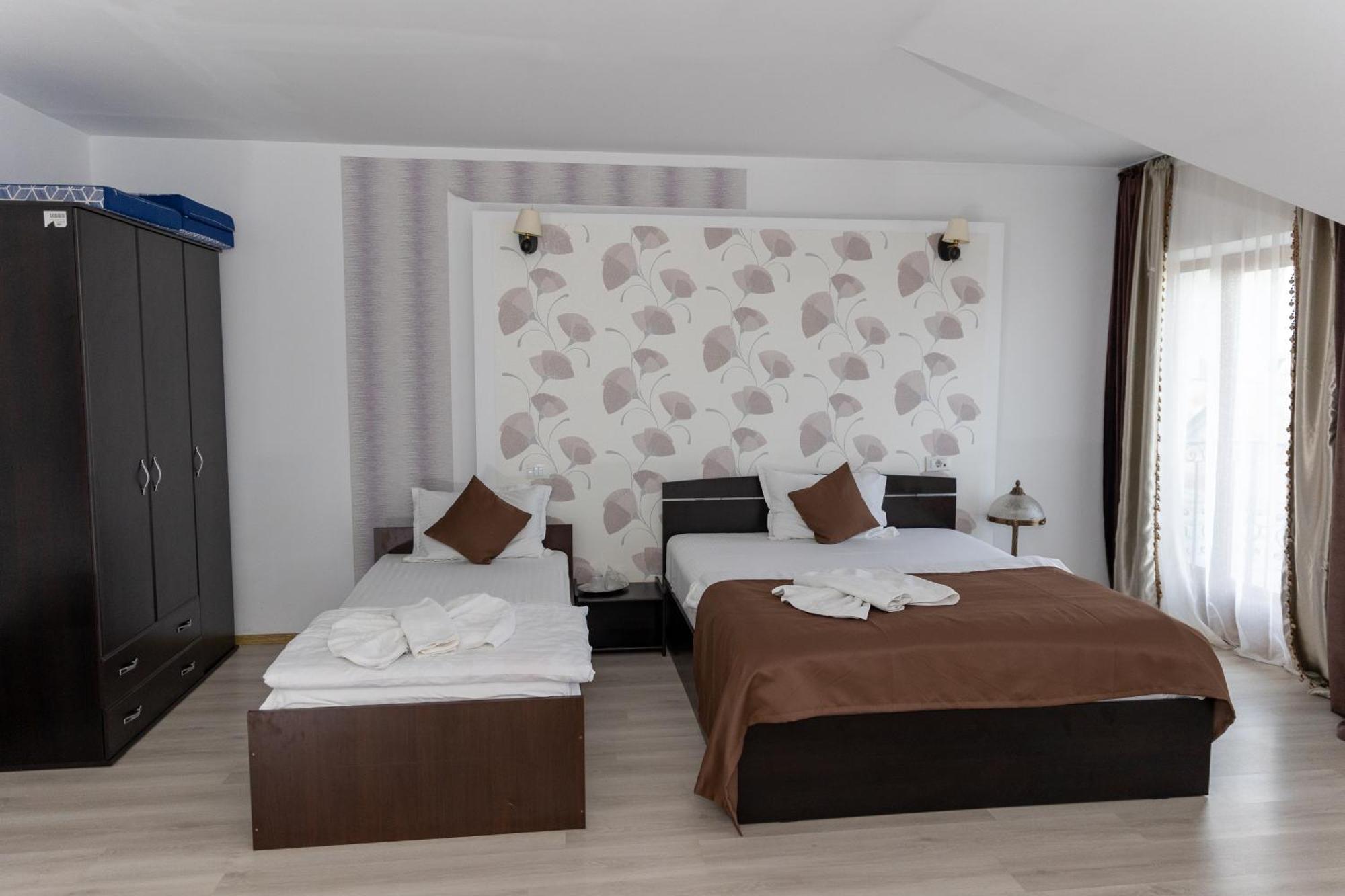 Hotel Rodiv Gaesti Екстер'єр фото