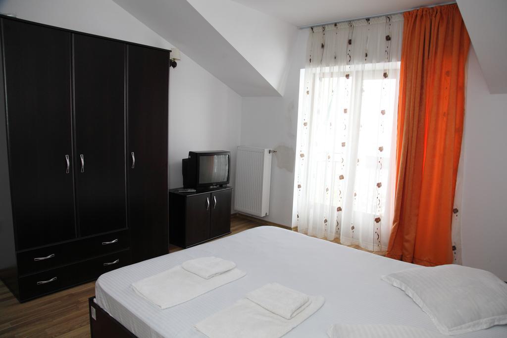 Hotel Rodiv Gaesti Екстер'єр фото